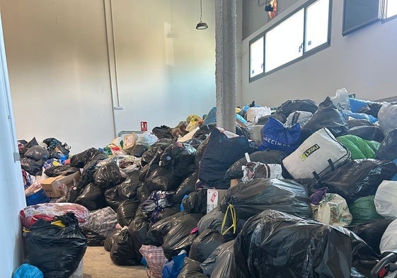 Donaciones almacenadas en la nave de limpieza.