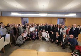 Foto de familia de pintores, asociaciones y autoridades.