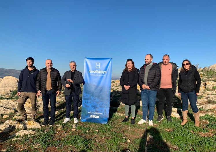 Varios representantes del Ayuntamiento y de Ruralidays durante la plantación en el bosque biodiverso.