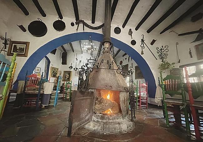 Una espectacular chimenea preside el salón central del Ventorrillo Patascortas.