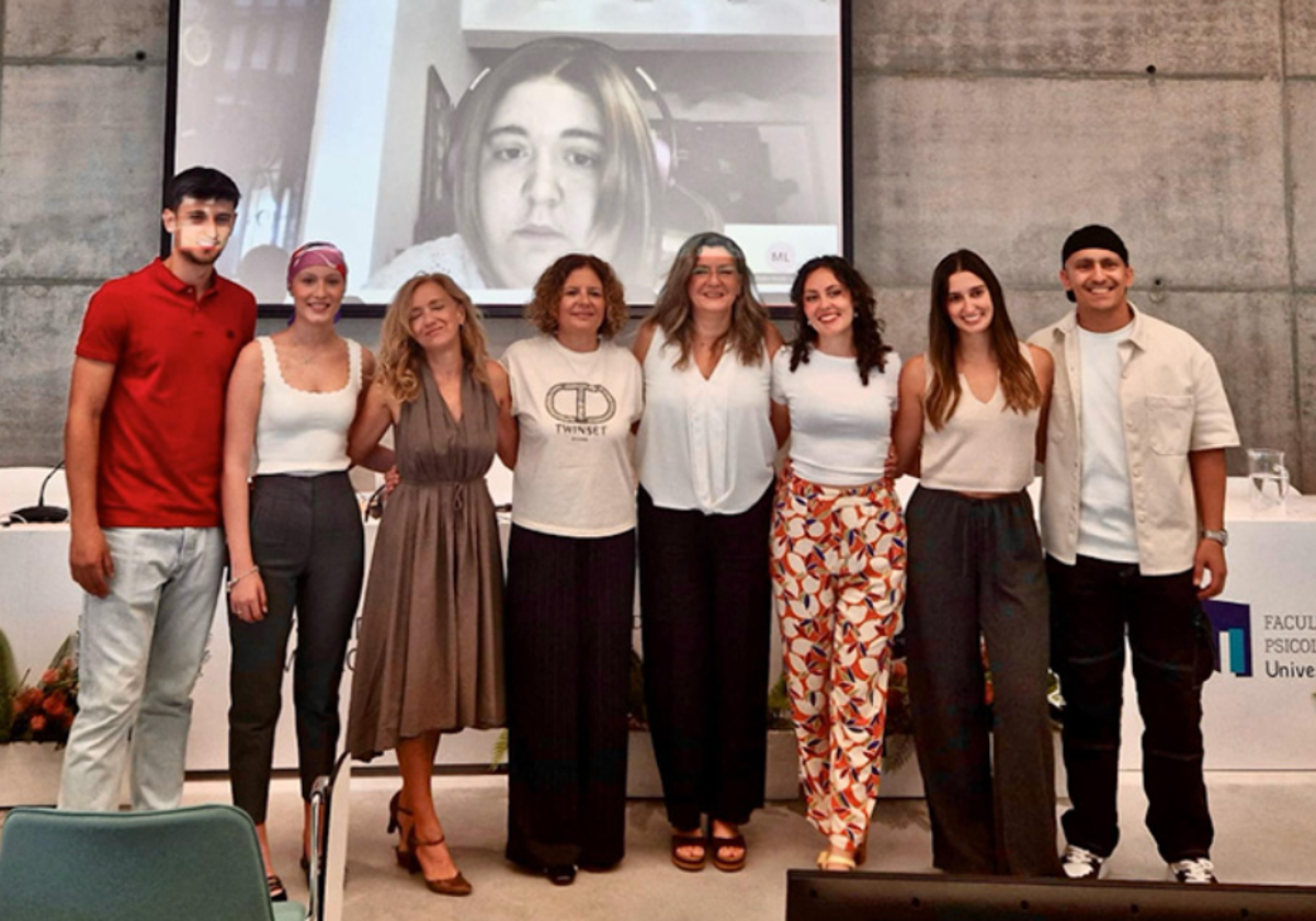 Los alumnos que han participado en la jornada junto con la profesora, y organizadora de esta jornada, Mercedes Martín.