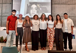 Los alumnos que han participado en la jornada junto con la profesora, y organizadora de esta jornada, Mercedes Martín.