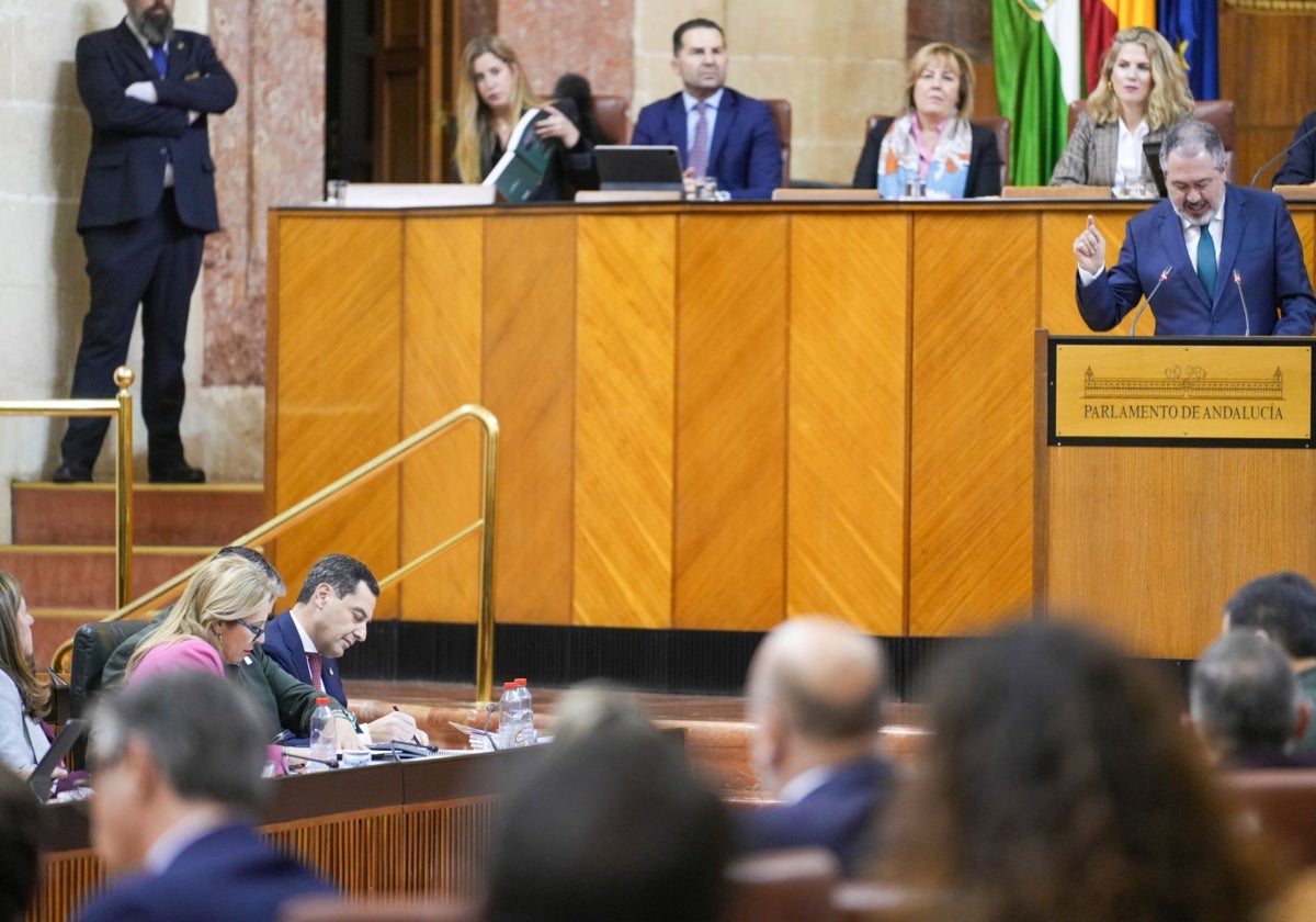 Juanma Moreno sigue desde su escaño la intervención de Juan Espadas.