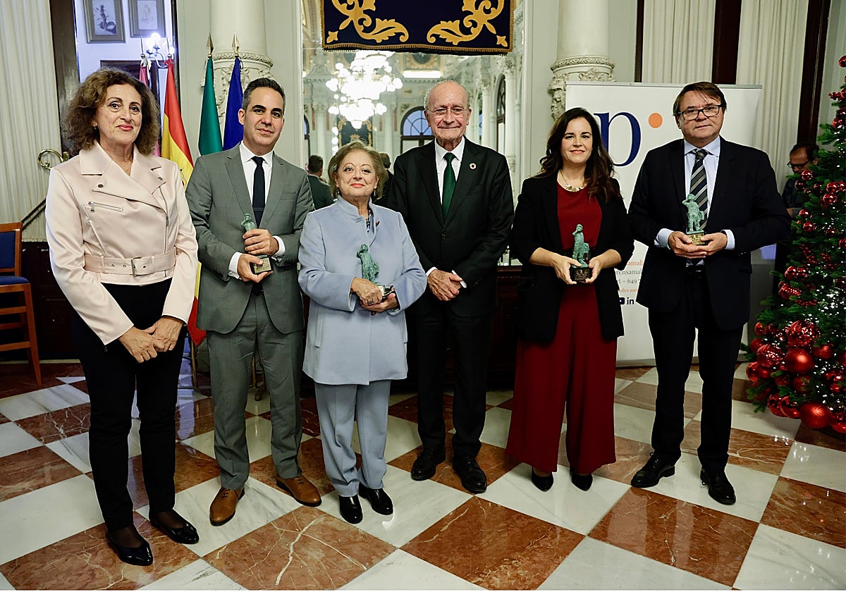 El alcalde y la presidenta de la Asociación de la Prensa, junto a los premiados.