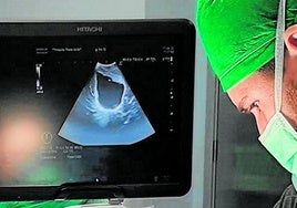 Médico en una intervención quirúrgica.