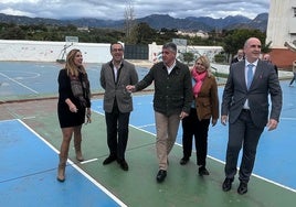 El delegado de Educación y el alcalde nerjeño, este jueves en la visita al IES El Chaparil.