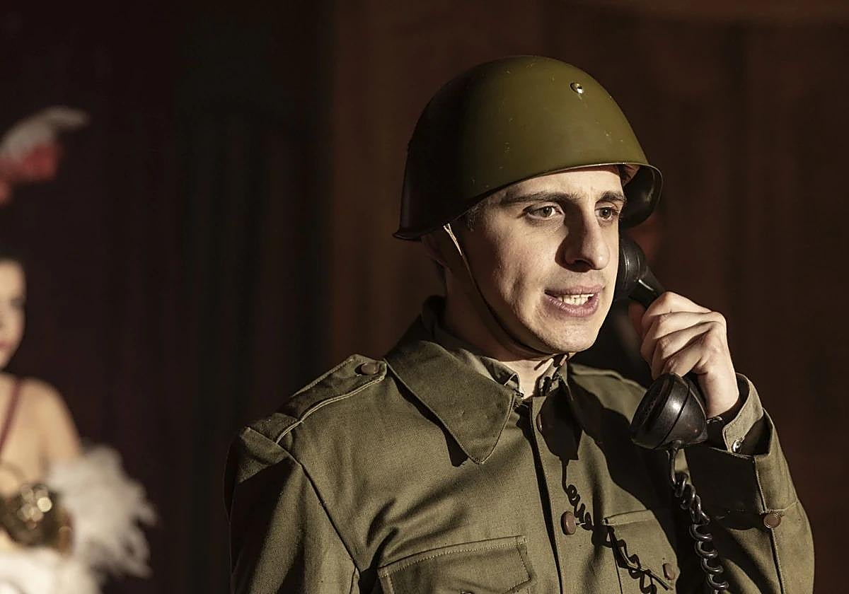 Óscar Lasarte, en un momento de '¿Es el enemigo?', una tragicomedia sobre la participación de Miguel Gila en la Guerra Civil