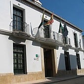 Vista de la fachada del Ayuntamiento cartameño.