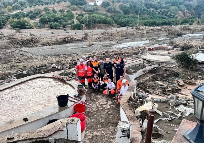 Labores de limpieza en Comares, con Cruz Roja, Protección Civil y el alcalde, José Miguel Ruiz.