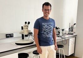 Enrique Barrigón, en el laboratorio de la Facultad de Ciencias de la UMA.