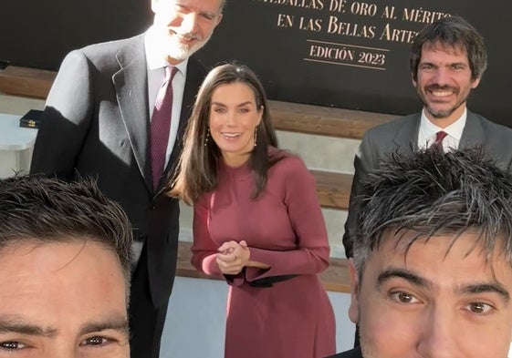 Selfie que se hicieron los hermanos Muñoz con los Reyes de España y el ministro de Cultura tras recibir la medalla de oro al mérito en las Bellas Artes.