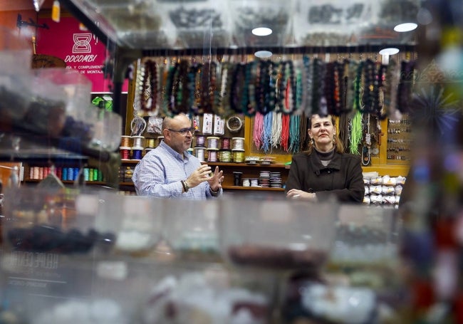 Rafa y Mónica llevan 42 años en la galería.