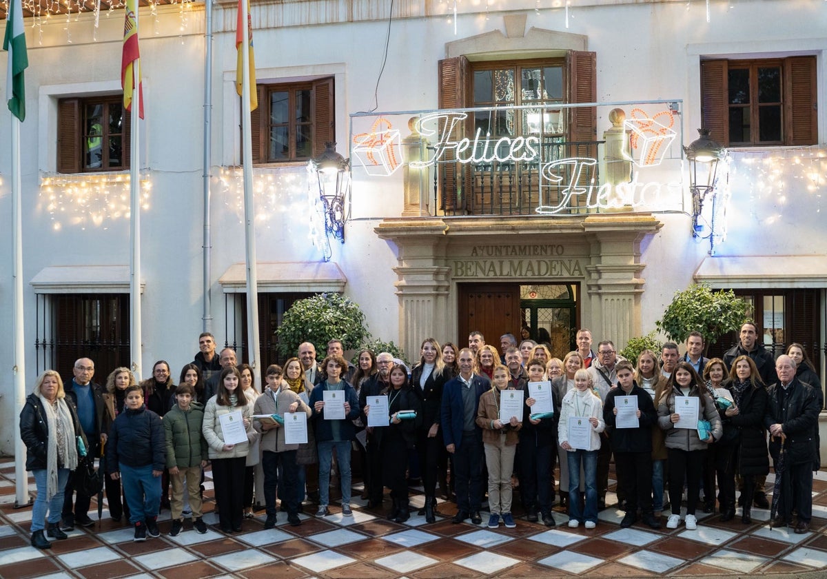 El alcalde junto con los estudiantes y otros miembros de la comunidad educativa.