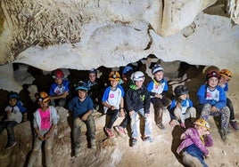 Escolares, durante una visita a la Cueva del Tesoro.