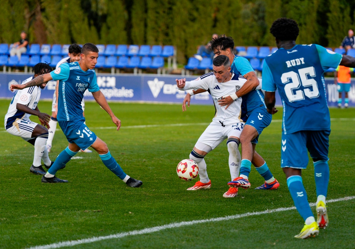 Callejón recibe el balón de espaldas, y es presionado por tres futbolistas del Betis Deportivo.