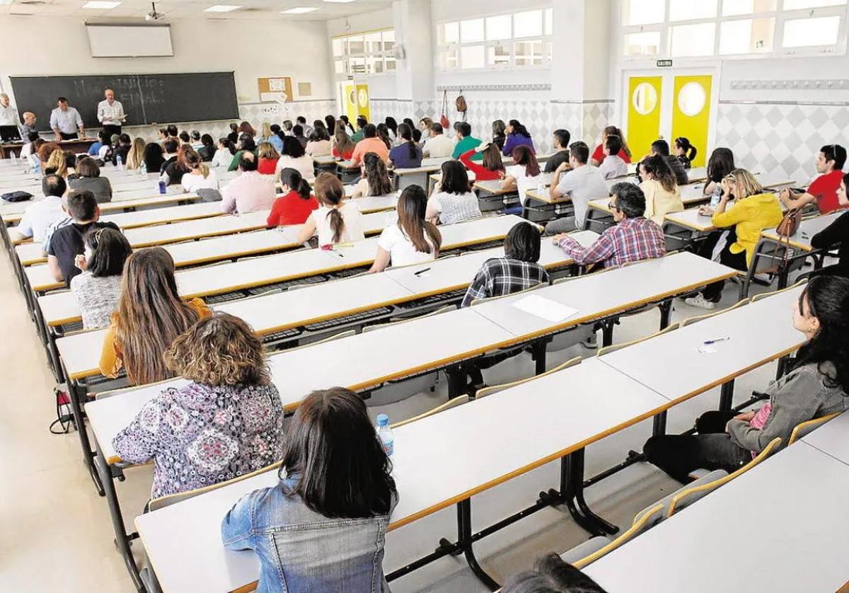 Cerca de 35.000 opositores se examinan este sábado en Andalucía para la Administración Pública