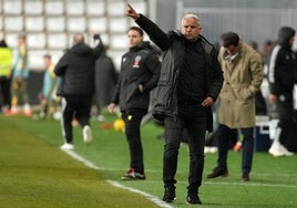 Sergio Pellicer da instrucciones a sus futbolistas durante el partido frente al Burgos.