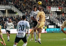 Roko Baturina pugna con David López en el área del Burgos.