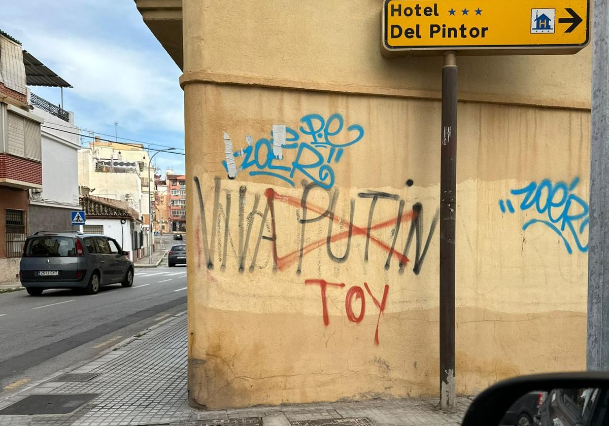 Vista de las pintadas en la calle Salamanca.