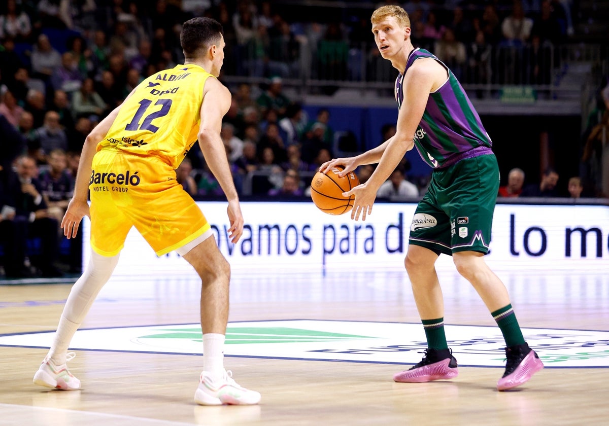 Alberto Díaz encara a Alocén en el partido jugado el sábado.