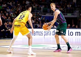 Alberto Díaz encara a Alocén en el partido jugado el sábado.