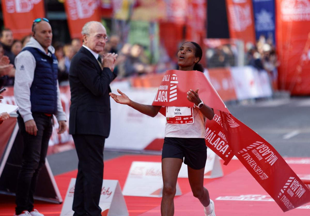 Imagen principal - El keniata Vincent Kipkorir, nuevo rey de un Generali Maratón de Málaga sin récord