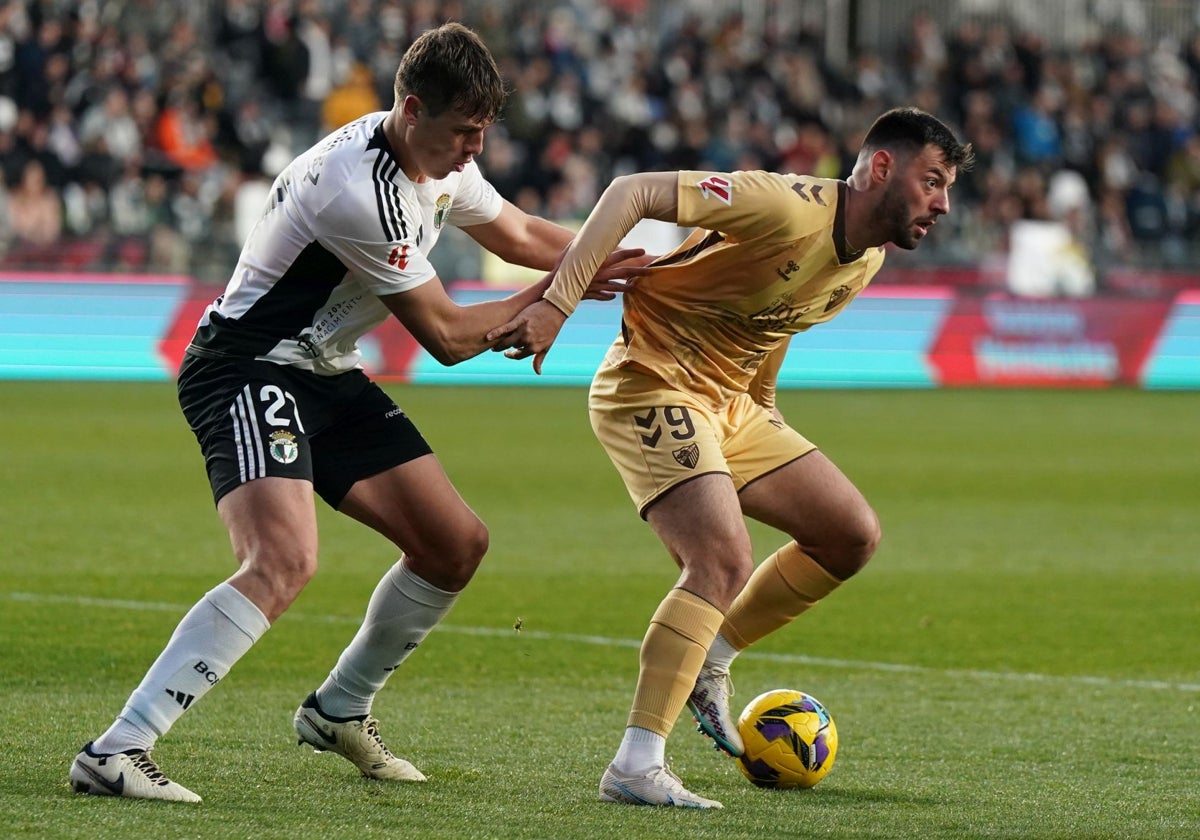 Baturina, perseguido por David López durante el partido de Burgos.