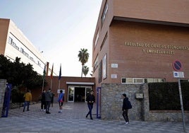 Estudiantes, en la Facultad de Ciencias Económicas y Empresariales.