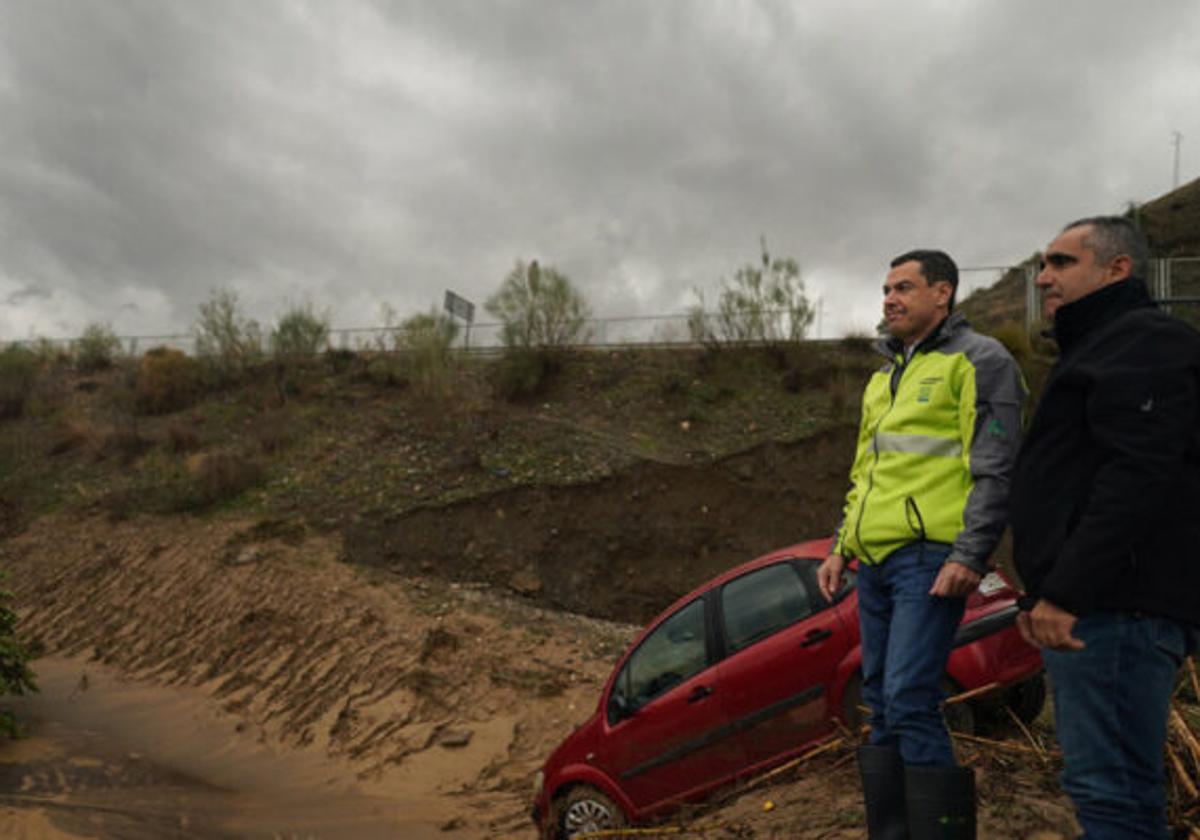 El presidente de la Junta, Juanma Moreno, en su visita a Álora tras la última Dana.