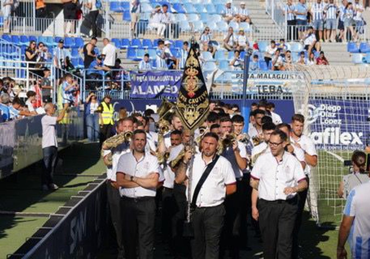 La Banda de Cornetas y Tambores de Nuestro Padre Jesús Cautivo, durante el Málaga-Nástic de la final del 'play-off'.