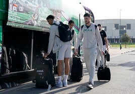 Los jugadores del Unicaja se montan en el autobús antes de un viaje.