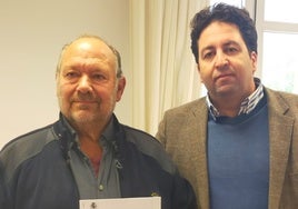 El exalcalde de Benamargosa, José Gallego, con el regidor de Benamocarra, Abdeslam Lucena.