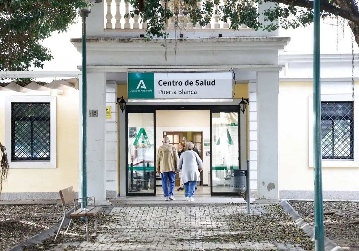 Usuarios entran en un centro de salud de Málaga.