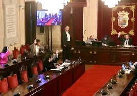 Momento en el que el equipo de gobierno del PP se abstenía votando a mano alzada porque estaba averiado el sistema de votación informático.