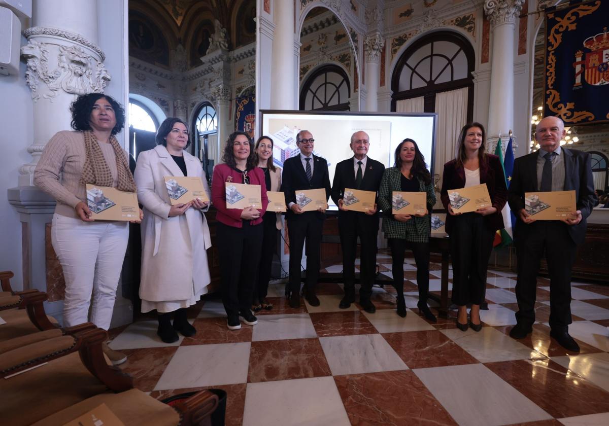 Representantes de Fundación Ciedes, Analistas Económicos de Andalucía, la Confederación de Empresarios de Málaga y el alcalde de la capital, Francisco de la Torre, posando con el informe.