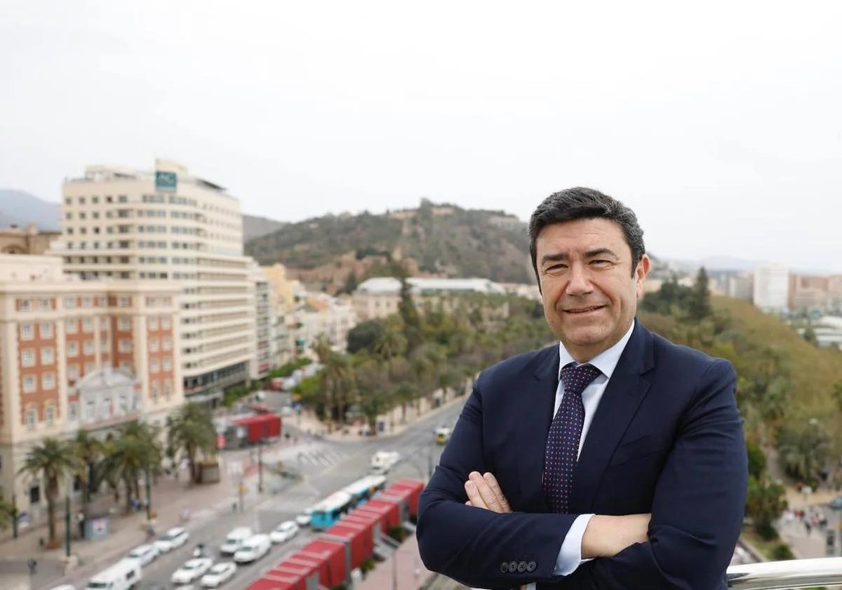 Alberto Benito posa en un hotel de la Plaza de la Marina.