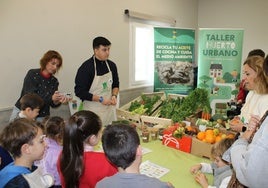 Participantes en la actividad para fomentar el reciclaje y los hábitos sostenibles.