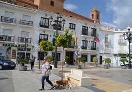 Fachada principal del Ayuntamiento torroxeño en la céntrica plaza de La Constitución.