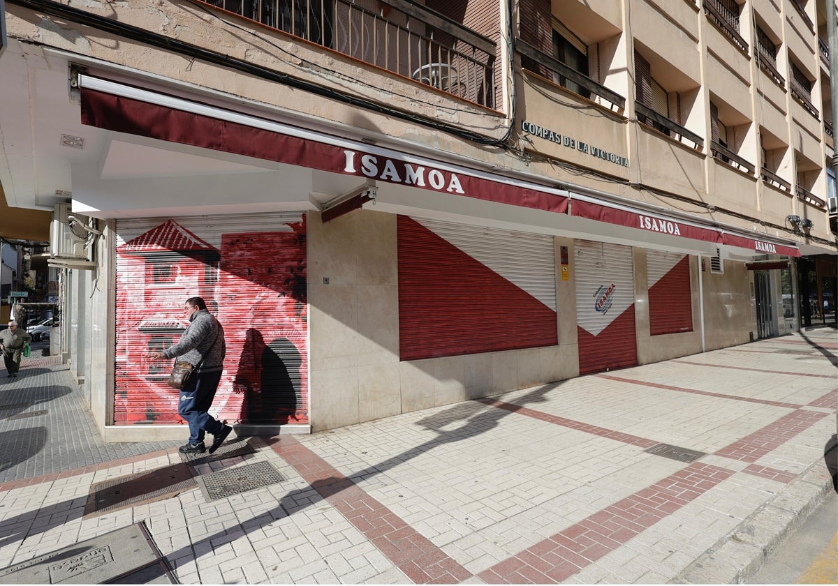 La cafetería se encuentra en la calle Compás de la Victoria.