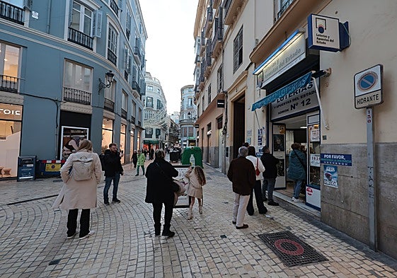 Clientes aguardan su turno para adquirir los décimos en la administracion número 12 de la capital, La Bolsa de Oro.