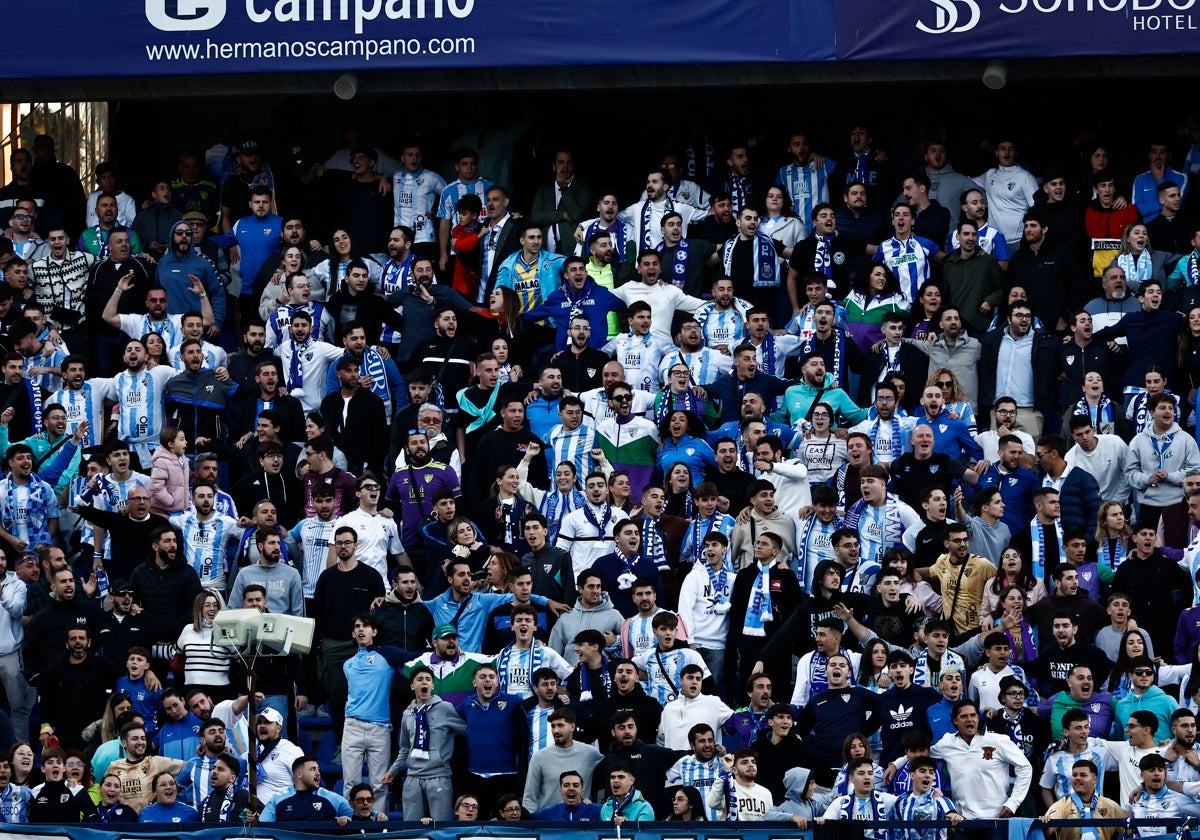 La afición del Málaga anima a su equipo durante el partido frente al Almería.