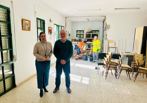 Los ediles Lourdes Piña y José María Claros, en las dependencias municipales de Triana.