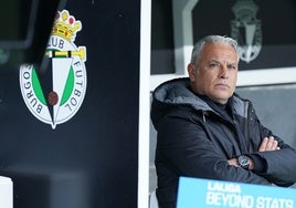 Sergio Pellicer sentado en el banquillo en el partido frente al Burgos en El Plantío.