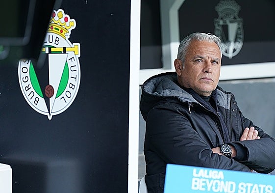 Sergio Pellicer sentado en el banquillo en el partido frente al Burgos en El Plantío.