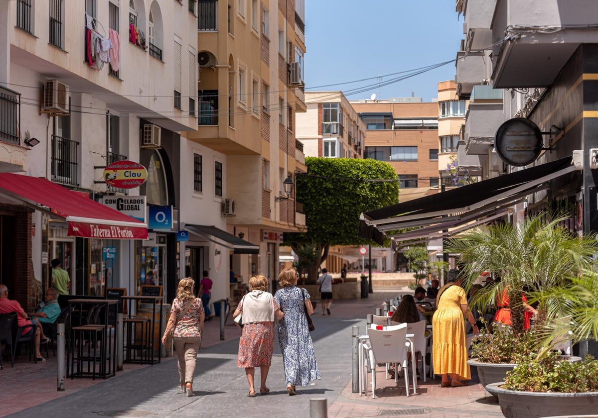 Una de las calles de la zona comercial y hostelera de Rincón de la Victoria.