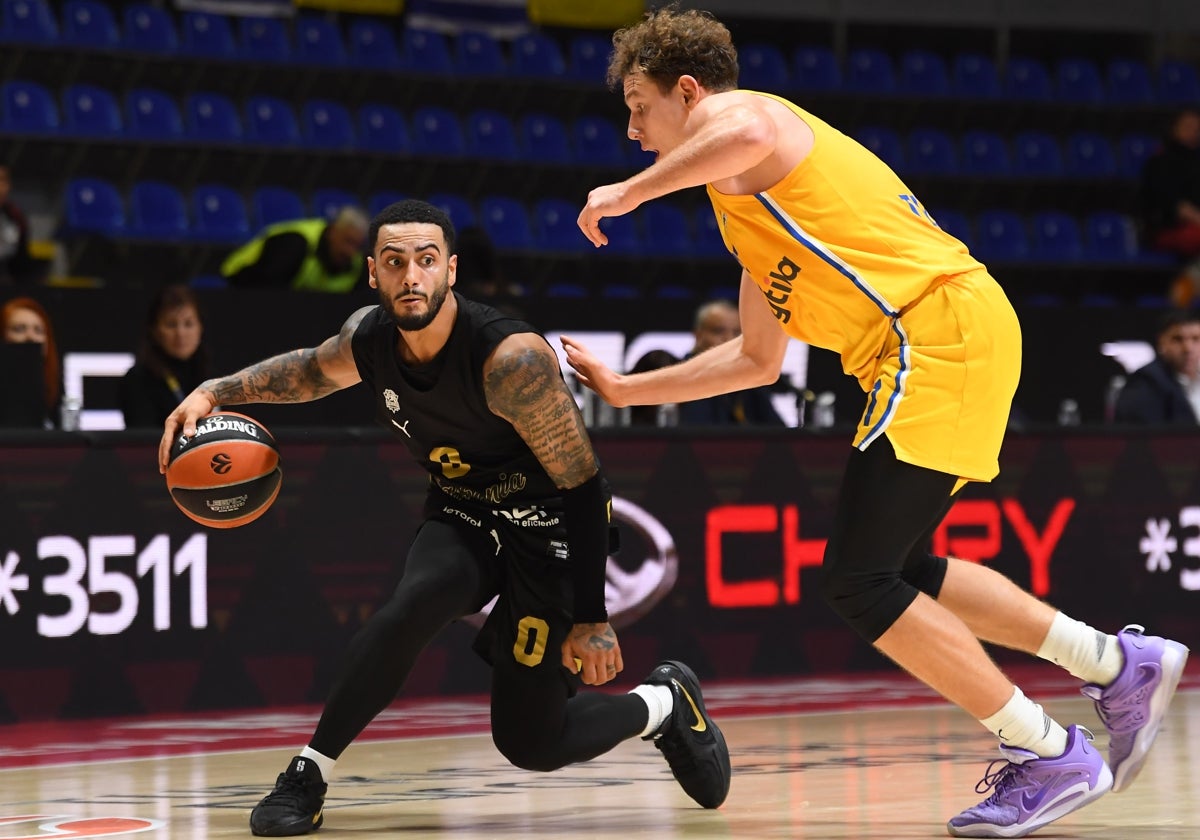 Markus Howard es defendido por Jokubaitis durante el Baskonia-Maccabi jugado este martes.