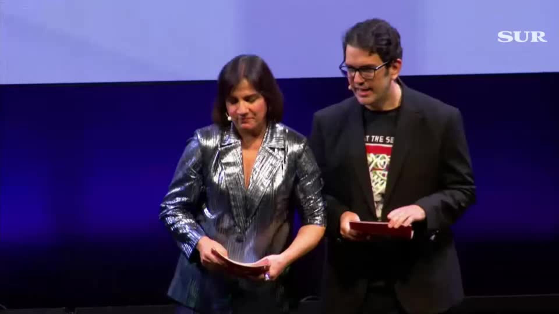 Enrique Barón, comisario provincial de la Policía Nacional, recoge el galardón a la institución en los Premios Malagueños del Año 2024