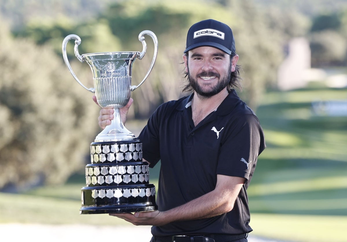 Ángel Hidalgo, con el trofeo de ganador en Madrid.