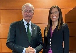 Paco de la Torre y la portavoz popular, Elisa Pérez de Siles, durante la rueda de prensa previa al pleno de mañana jueves.