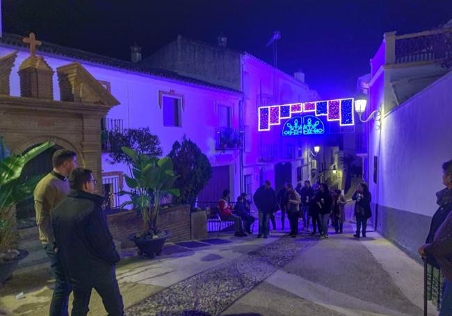 Los vecinos de Algatocín van a la parroquia antes de que salga el sol.